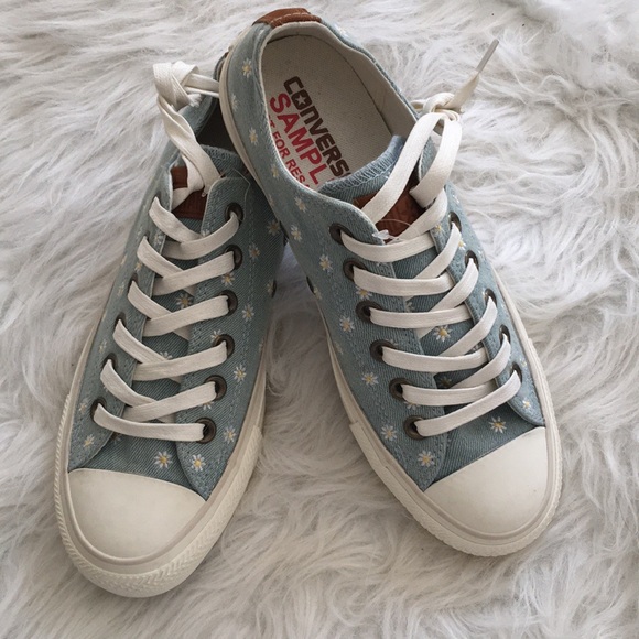Converse Chuck Taylor Chambray Daisy Sneakers - Picture 2 of 5